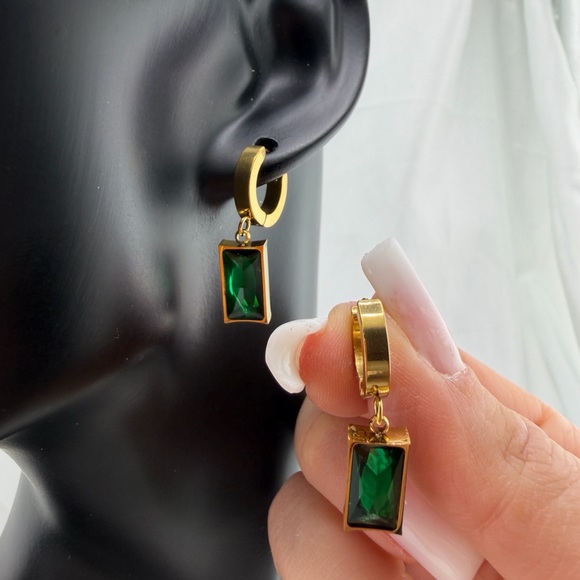 Emerald Green Drop Earrings | Minimal Chic Style - Picture 3 of 6